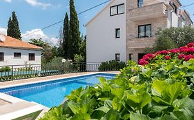 Maca Apartments & Suites